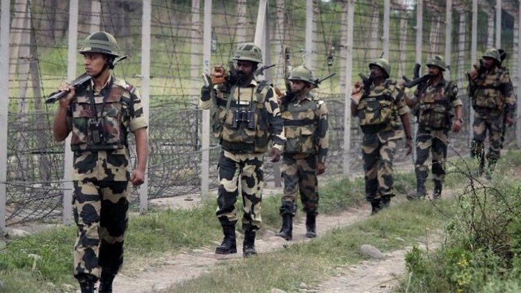 सीमा पर गश्त करते जवान (फाइल)