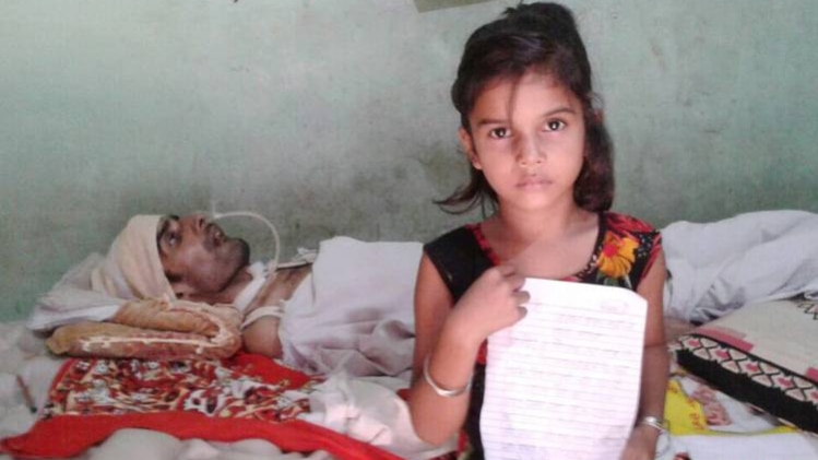 पीएम मोदी के लिखे पत्र को दिखाती मासूम ईशु