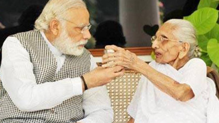 मां के साथ मोदी 