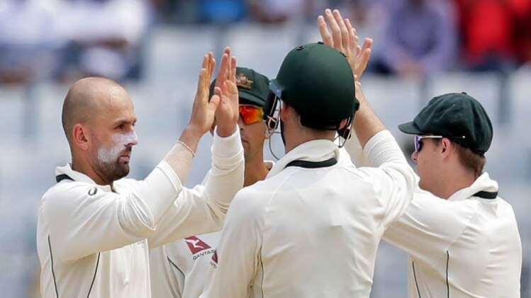 नाथन लियोन को विकेट की बधाई देते साथी खिलाड़ी