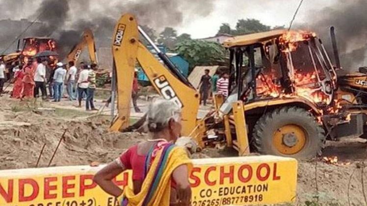 पुलिस और लोगों की तलाश में जुटी 