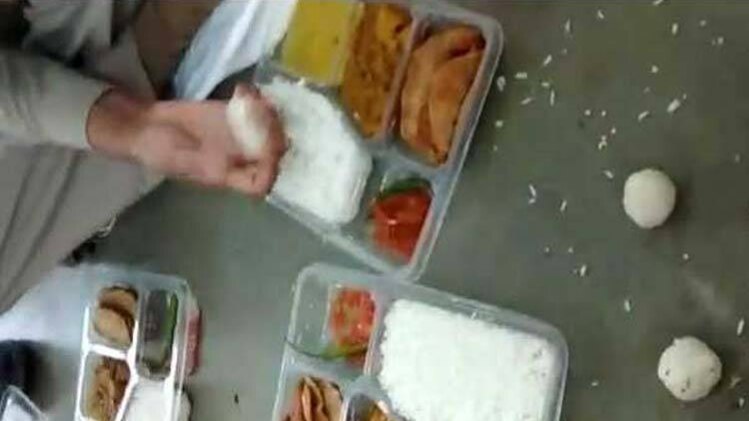 पुलिसकर्मियों ने चावल की बनाई गेंद