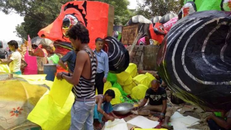 ऐसे बनता है रावण का पुतला