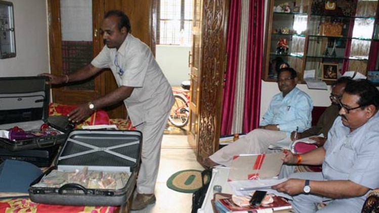 लोकायुक्त पुलिस को मिली थी शिकायत