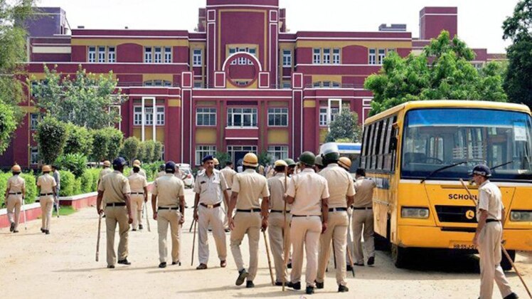 DC ने स्कूल को 24 सिंतबर तक बंद रखने का आदेश दिया है