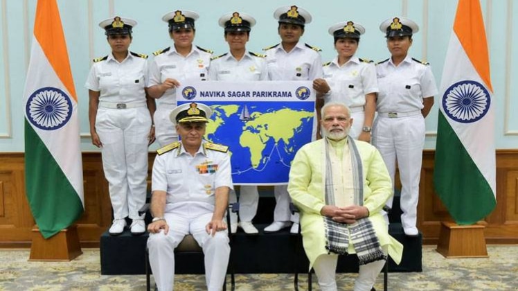 पीएम के साथ भारतीय नौसेना की 6 महिला अधिकारी