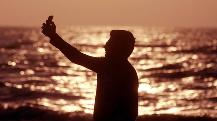 पुलिस ने नदी से महिला का शव बरामद कर लिया है