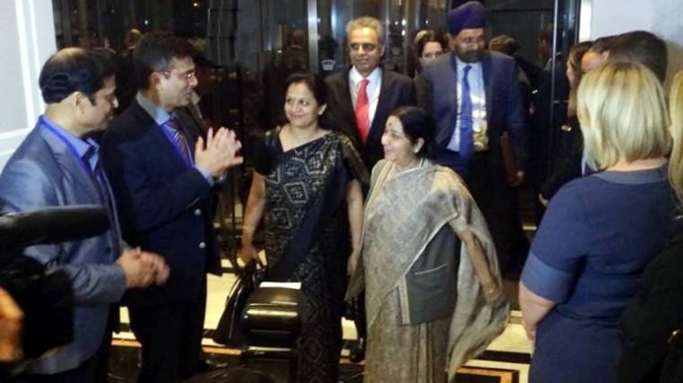 नवतेज सरना और सैयद अकबरुद्दीन ने न्यूयॉर्क एयरपोर्ट पर सुषमा की अगवानी की