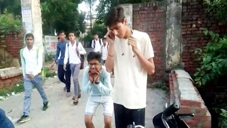 उठक-बैठक लगाते लड़के