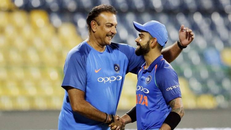 विराट को बधाई देते रवि शास्त्री
