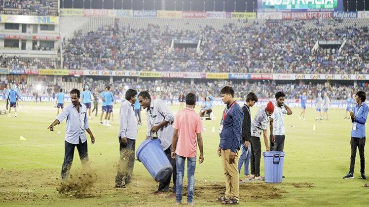 मैदान सुखाते ग्राउंड स्टाफ 