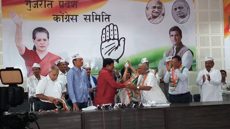 कांग्रेस में शामिल हुईं गुजरात AAP महिला विंग की अध्यक्ष वंदना पटेल