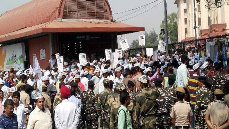 निर्माण भवन मेट्रो स्टेशन के बाहर प्रदर्शन