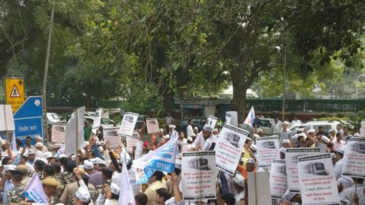 AAP कार्यकर्ताओं ने शुक्रवार को भी किया प्रदर्शन 