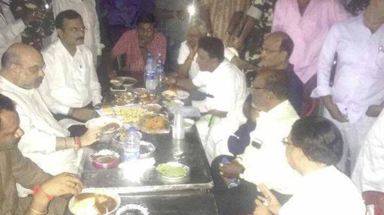 भजिया खाने पहुंचे अमित शाह