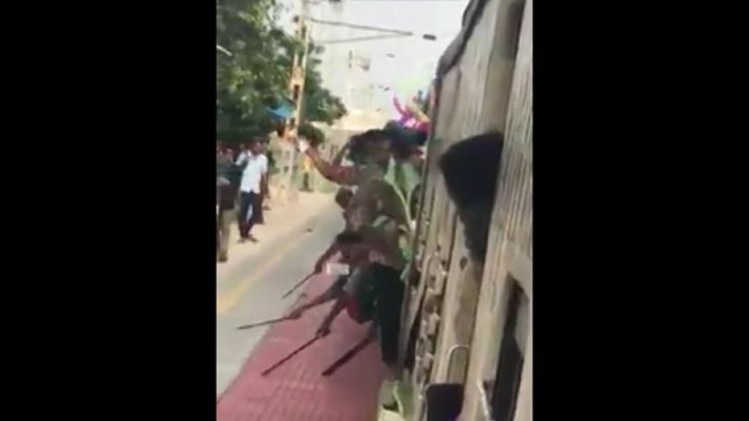 चेन्नई की ट्रेन में हथियार लहराते लड़कों का वीडियो वायरल