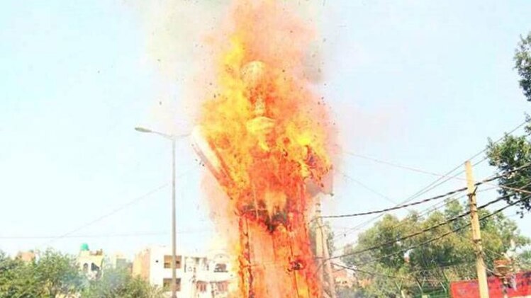 कांग्रेसियों ने अरविंद केजरीवाल और मंत्री सतेंद्र जैन का विशालकाय पुतला फूंका