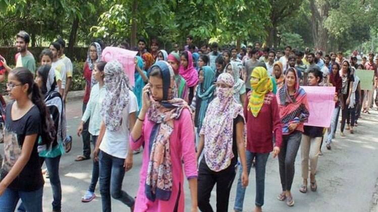 छेड़छाड़ की घटना पर हुआ था बवाल 