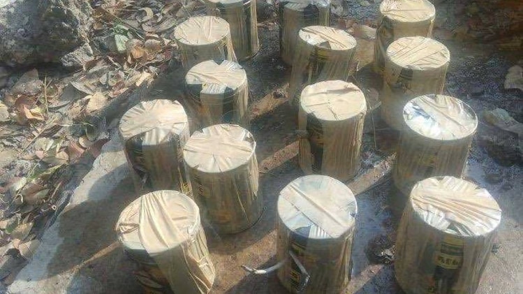 बरामद देशी बम