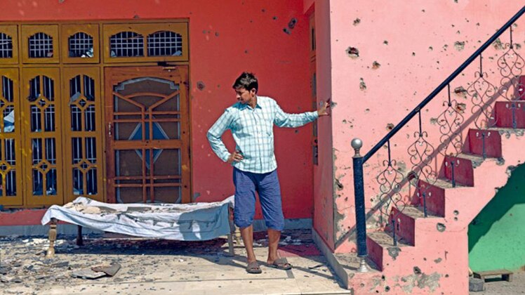 गोलीबारी का शिकार एक सीमावर्ती मकान (फाइल फोटो) 