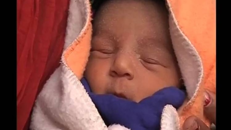 कार में जन्मी बच्ची