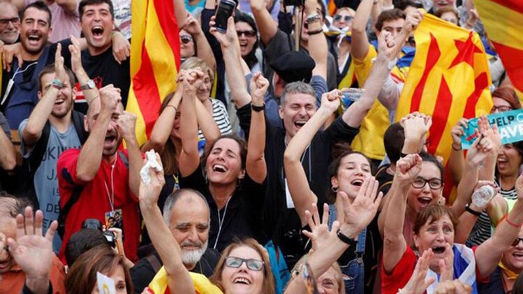 आजादी की घोषणा के बाद सड़क पर खुशी मनाती कैटेलोनिया की जनता 