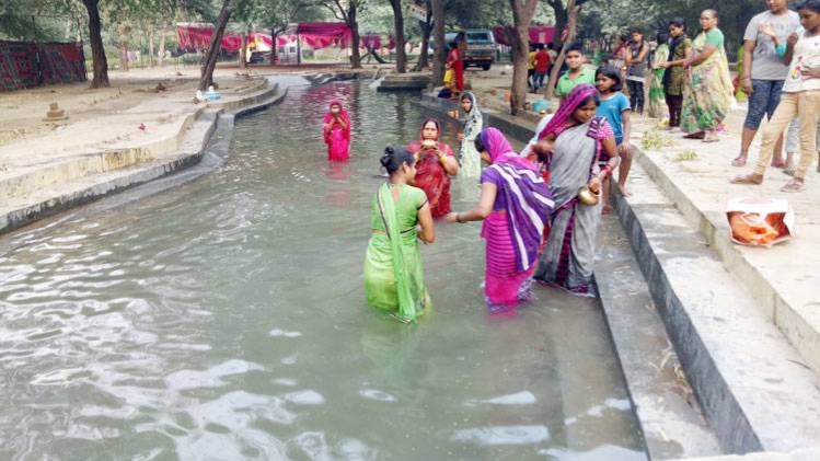 दिल्ली के डियर पार्क में स्थित घाट पर पूजा 