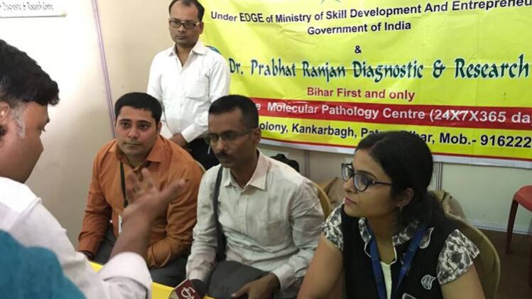 छपरा में रोजगार मेले में पंजीकरण कराते युवा