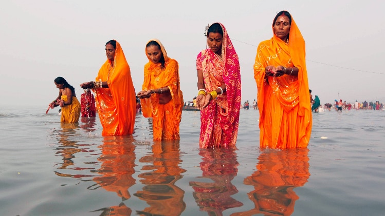 छठ में ढलते सूरज को दिया जाता है अर्घ्य