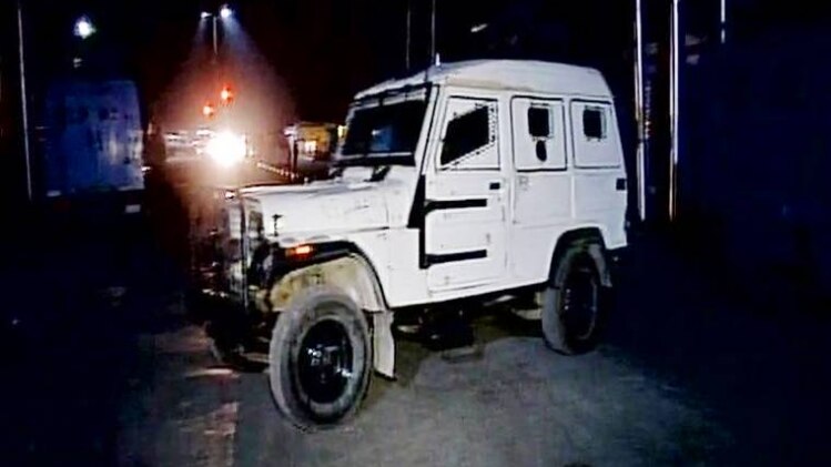 श्रीनगर में CRPF की 3 गाड़ियों पर हमला