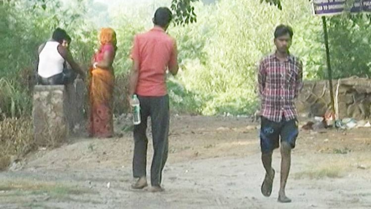 खुले में शौच के लिए जाते लोग 