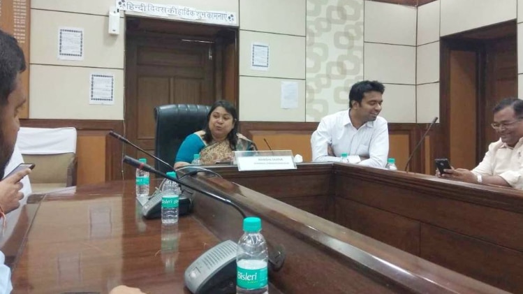 राजस्व विभाग की सचिव सह मंडल आयुक्त मनीषा सक्सेना