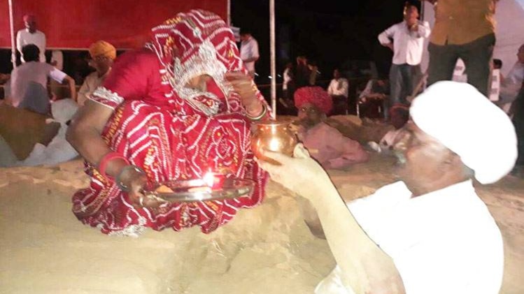 किसानों ने इस तरह मनाया करवाचौथ.