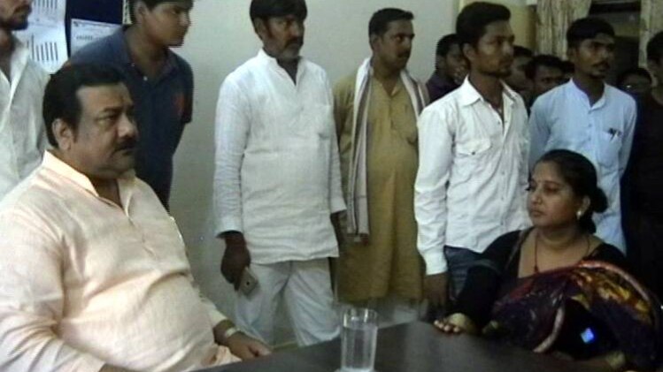 दफ्तर से मिलता रहा आश्वासन