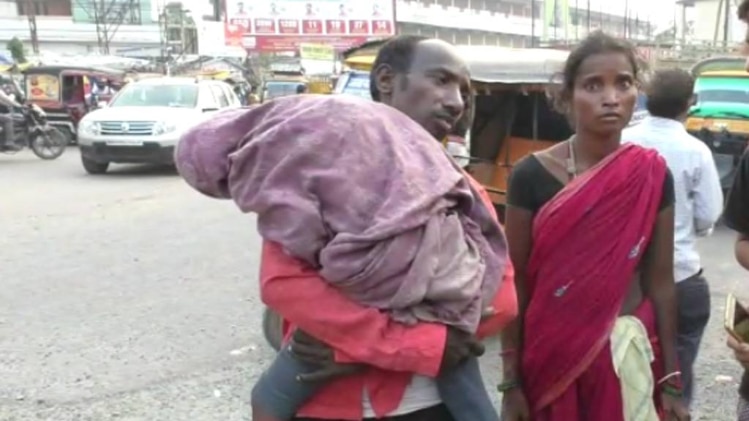 बेटी की शव को कंधे पर ले जाता पिता 
