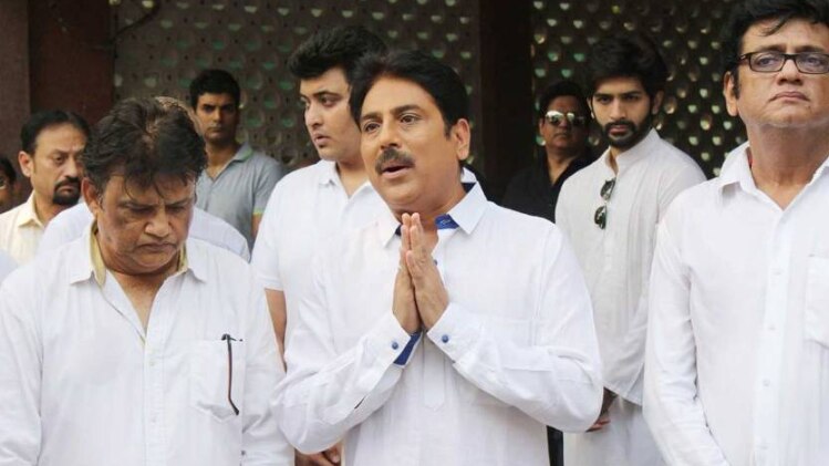 गौतम अधिकारी के फ्यूनरल में पहुंचे शैलेश (फोटो : योगेन शाह)