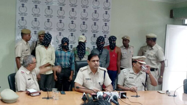 पुलिस पकड़े गए सभी आरोपियों से पूछताछ कर रही है