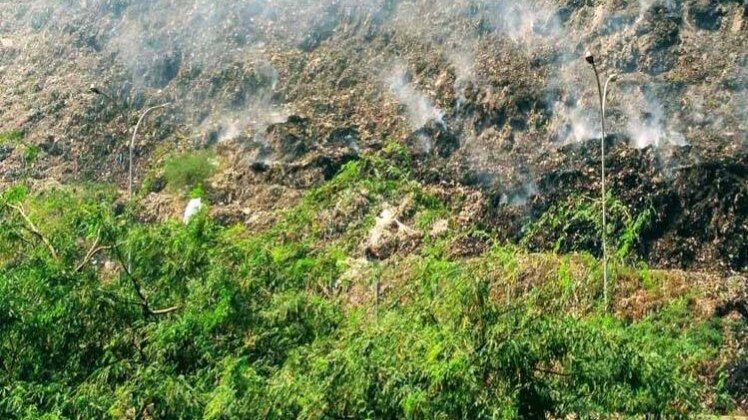 कूड़े से निकलता धुंआ