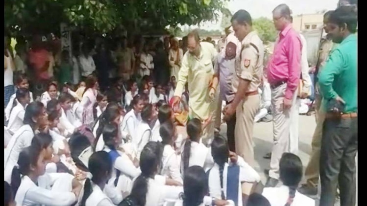 बुनियादी शिक्षा सुविधाएं ना मिलने पर छात्राओं ने किया चक्का जाम