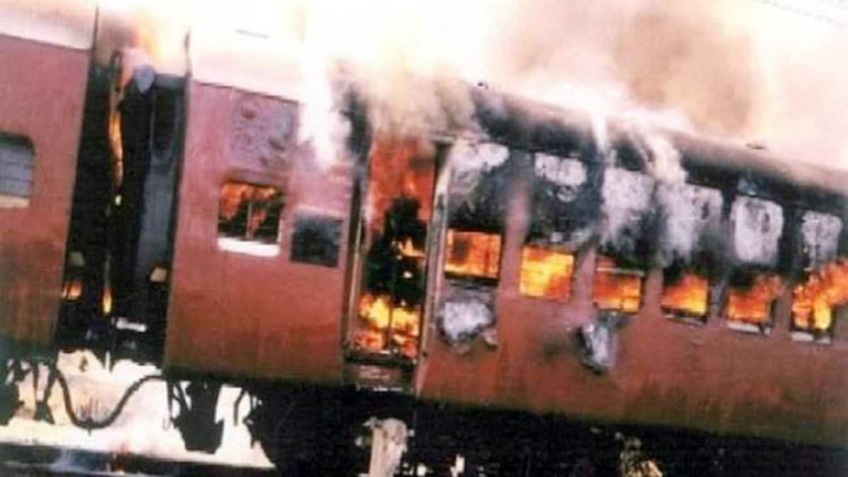 जानिए, 27 फरवरी 2002 की सुबह गोधरा में क्या हुआ था - gujarat godhra station riot sabarmati express burned - AajTak