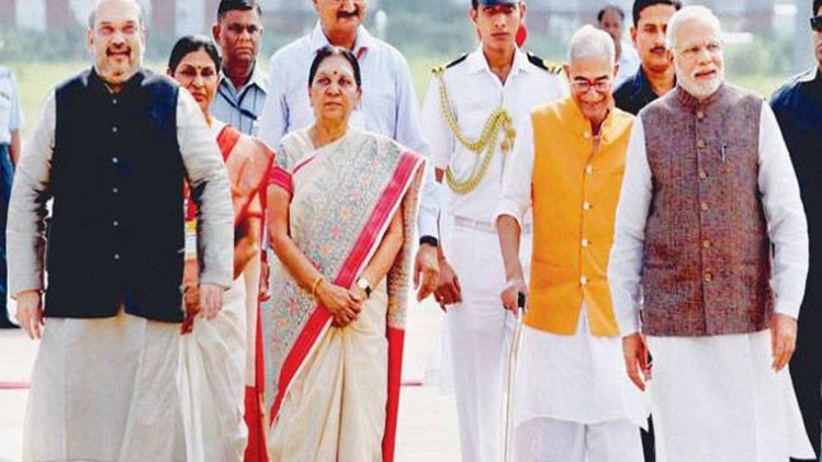 बीजेपी नेताओं के साथ प्रधानमंत्री नरेंद्र मोदी (फाइल)