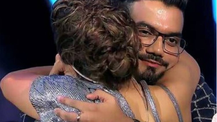 हिना खान रॉकी जायसवाल से गलते मिलते हुए