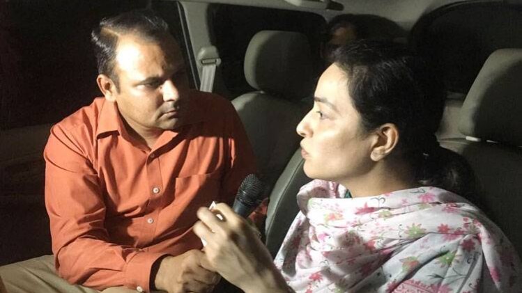 आजतक रिपोर्टर सतेंदर चौहान के साथ हनीप्रीत इंसां