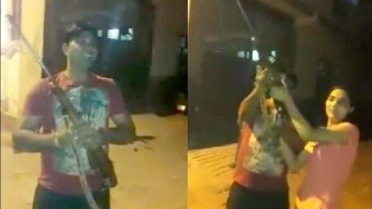 जितेंद्र त्यागी ने सरेआम बच्चों से फायरिंग कराई और खुद भी गोली चलाई