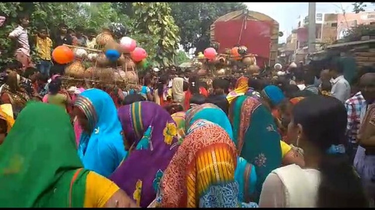 विसर्जन के लिए मां दुर्गा की प्रतिमा ले जाते लोग 