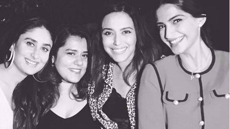 करीना कपूर खान और सोनम कपूर फिल्म की टीम के साथ