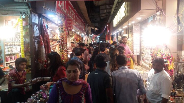 बाजारों में भीड़ 