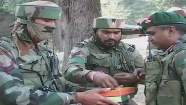 दिवाली पर मिठाई बांटते जवान (प्रतीकात्मक)