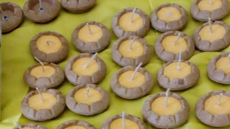 दिवाली में गाय के गोबर से बने इको-फ्रेंडली दियो जलाएं, मच्छर भगाएं