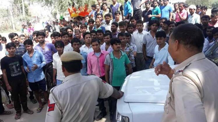 जांच करती पुलिस 